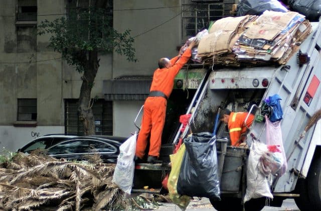Toplama ekibi sevkiyatı yüklerken